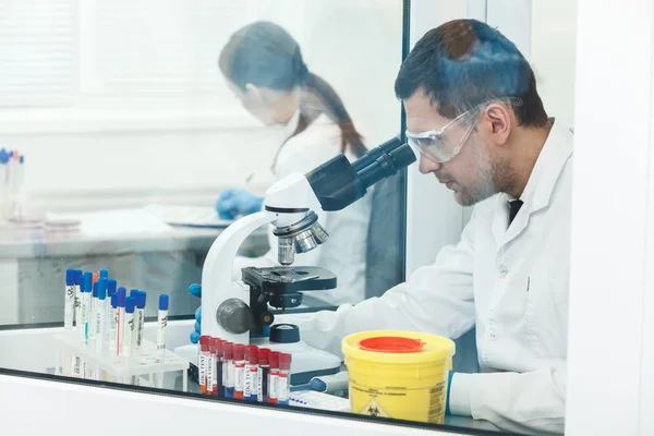 Investigador experimentado está haciendo un examen en el laboratorio — Foto de Stock