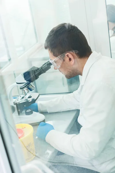 Vrolijke mannelijke wetenschapper doet controle in het lab — Stockfoto