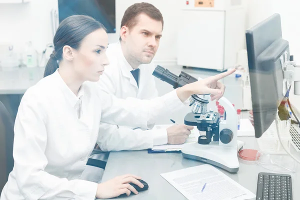 Jóvenes investigadores expertos están analizando el experimento — Foto de Stock