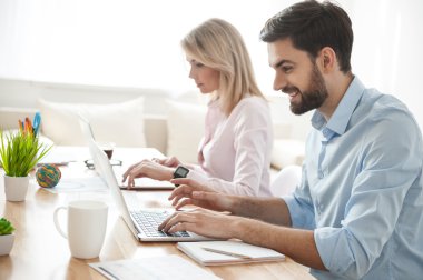 Neşeli yaratıcı ekip modern teknolojiyi kullanıyor