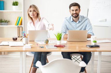 Çekici genç iş arkadaşları müşteri ile toplantı var