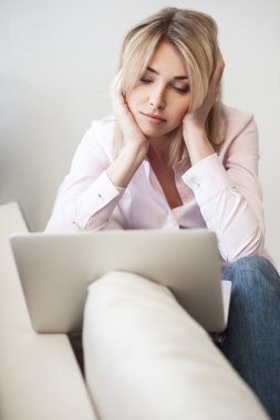 Pretty sarışın kız bilgisayar ile sıkılmış