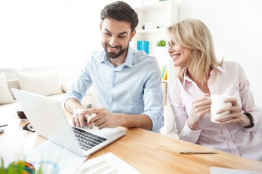 Becerikli iki meslektaşım bir projeyi tartışıyor