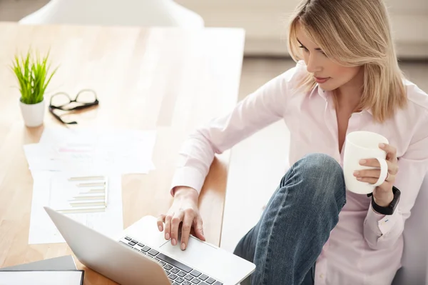 Mujer joven atractiva está utilizando un cuaderno — Foto de Stock