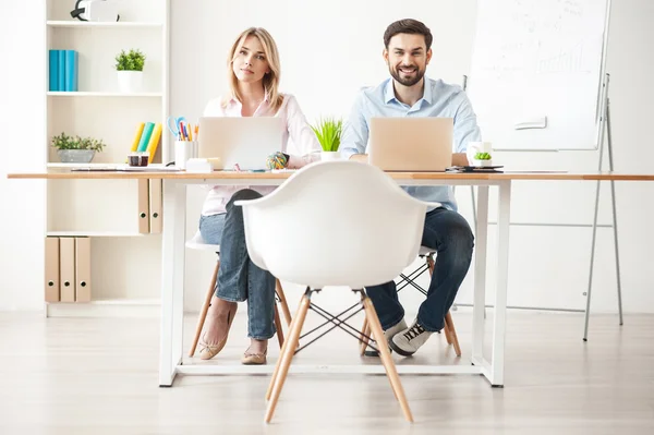 Talentosos dos colegas están haciendo su trabajo — Foto de Stock