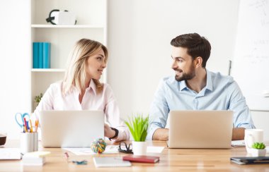 Neşeli iki meslektaşım işbirliği içinde çalışıyoruz