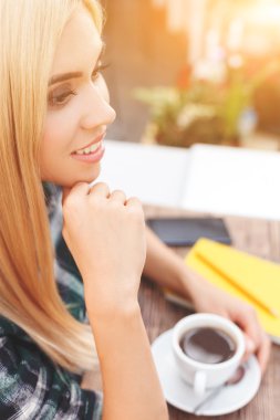 Çekici sarışın kız sıcak içecek içiyor