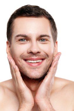 Yakışıklı mutlu adam onun sakal seviyor