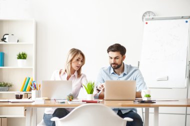 Akıllı iki meslektaşım işbirliği içinde çalışıyor