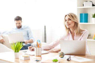 Becerikli akıllı kadın sevinçle çalışıyor