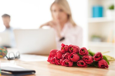 Güler yüzlü yaratıcı ekip çiçeklerin yanında çalışıyor