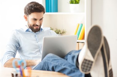 Yakışıklı genç işçiler modern bilgisayar kullanıyor