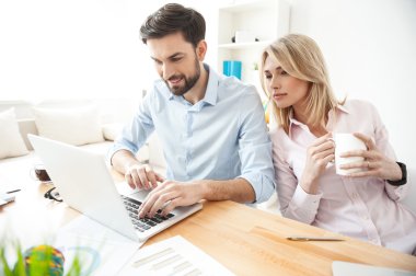 Neşeli genç işçiler modern teknolojiyi kullanıyor