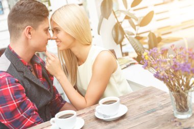 Tatlı sevgi dolu çift kafeteryada rahatlatıcı