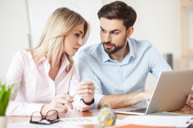 Neşeli ofis çalışanları bilgisayar kullanıyor