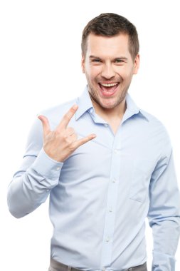 Neşeli genç adam olumlu gesturing olduğunu