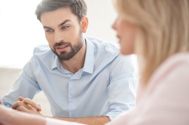 Usta iki meslektaşımız çalışmalarını tartışıyorlar.