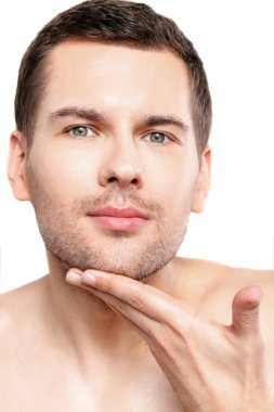 Neşeli genç adam onun görünümünü bakımı