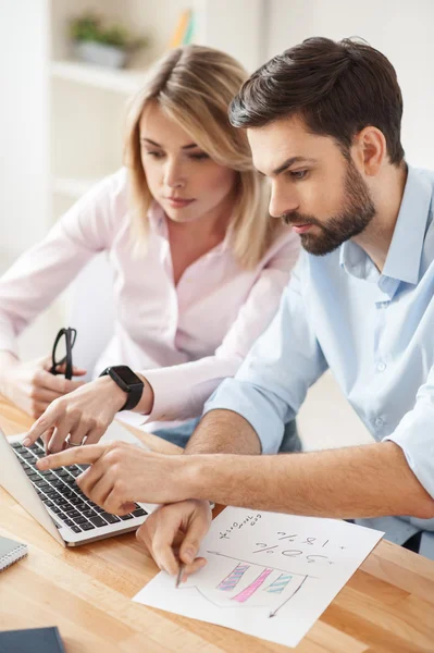 Equipo creativo alegre está trabajando con la computadora — Foto de Stock