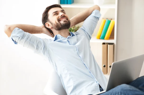 Bonito trabalhador masculino está descansando com alegria — Fotografia de Stock