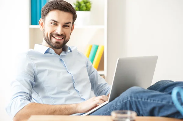 Freelancer masculino hábil usando o computador para o trabalho — Fotografia de Stock