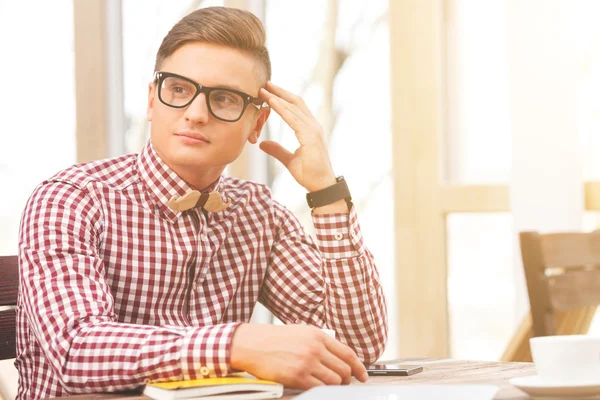 Guapo elegante chico está descansando en la cafetería —  Fotos de Stock