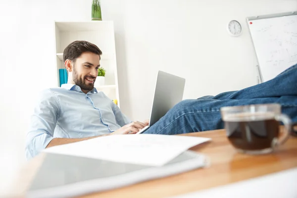 Skicklig manlig arbetstagare använder en anteckningsbok — Stockfoto