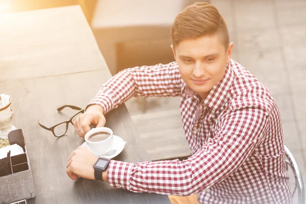 Attraktiv affärsman vilar i Café — Stockfoto