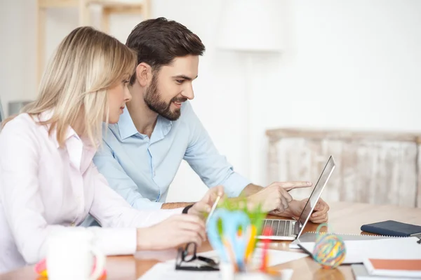 Geschickte junge Kollegen arbeiten im Büro — Stockfoto