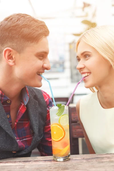 Bella coppia amorevole sta godendo di limonata fredda — Foto Stock