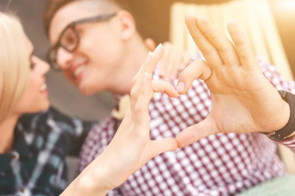 Bastantes jóvenes amantes se relajan con placer — Foto de Stock