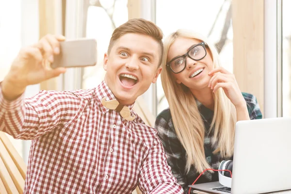 Chico y chica guapos están tomando fotos por teléfono — Foto de Stock