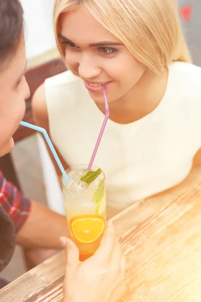 Linda pareja amorosa es relajarse en la cafetería — Foto de Stock