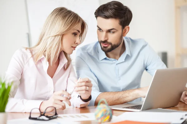 Glada kontorsarbetare använder en dator — Stockfoto