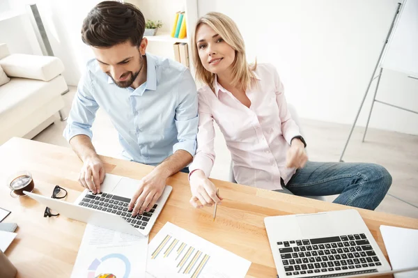 El equipo profesional está creando un proyecto — Foto de Stock