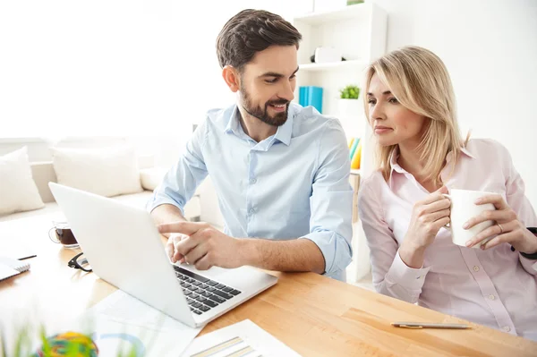 Junge Kollegen arbeiten mit Freude — Stockfoto