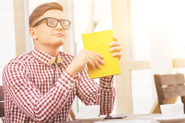 Attraente giovane ragazzo sta pensando in mensa — Foto Stock