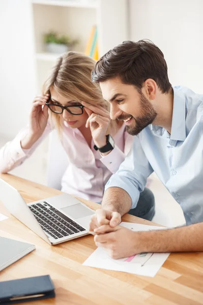 Attraktiva unga arbetstagare diskuterar ett projekt — Stockfoto