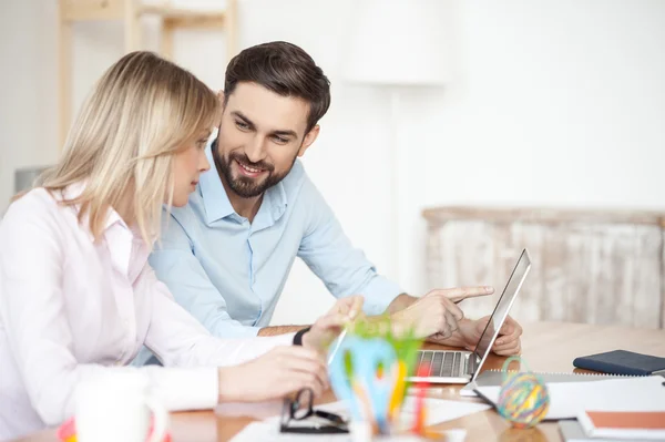 Parceiros comerciais de sucesso estão discutindo seu trabalho — Fotografia de Stock