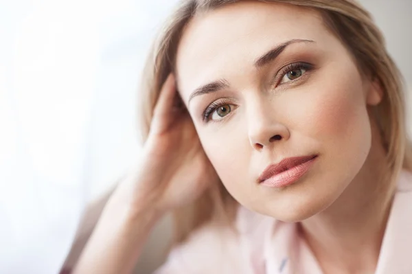 Cheerful young girl is relaxing with enjoyment — Stock Photo, Image