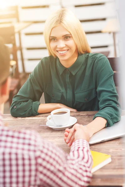 Alegre jóvenes amantes están saliendo en la cafetería — Foto de Stock