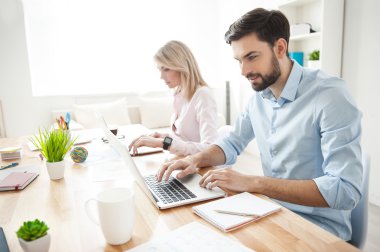 Çekici iki arkadaşları defter üzerinde çalışıyoruz