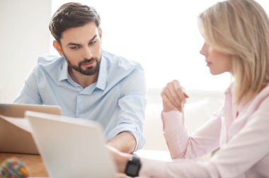 Neşeli iki işçiler ofiste konuşuyorsun