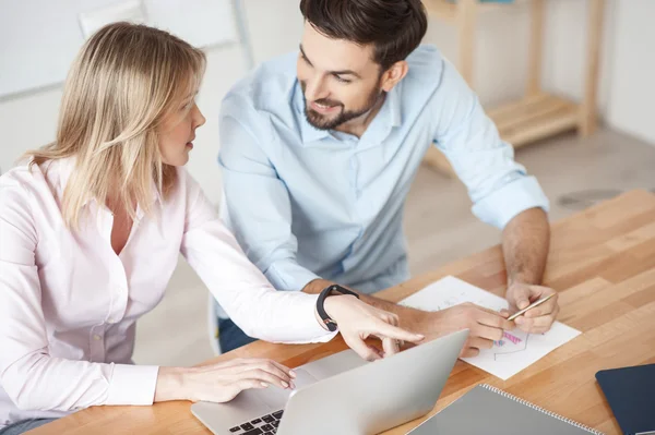 Vriendelijke creatieve team werkt met vreugde — Stockfoto