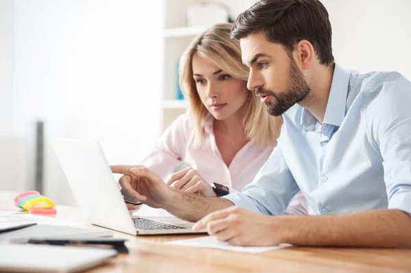 Behendig jonge collega's werken samen — Stockfoto