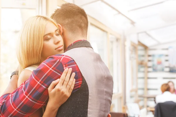 Bonito casal amoroso está expressando seus sentimentos — Fotografia de Stock