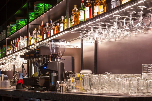 Dit restaurant heeft een brede selectie van alcohol drankjes — Stockfoto