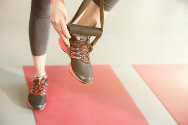 Sportif genç kız ekipman hazırlanıyor