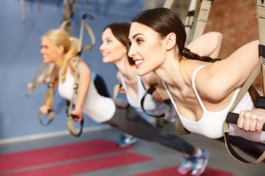 Oldukça sportif kızlar birlikte egzersiz yapıyorsun