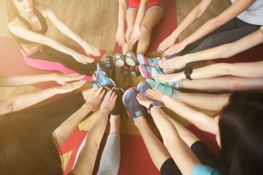 Çekici sportif kızlar birlikte egzersiz yapıyorsun